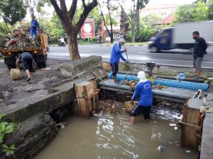 ilustrasi pembersihan sampah di saluran drainase