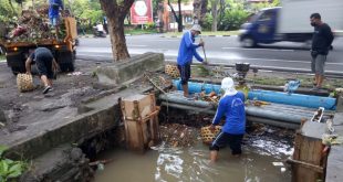 ilustrasi pembersihan sampah di saluran drainase